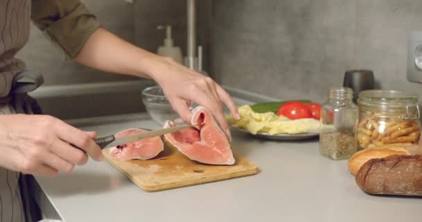 Close Mãos Femininas Cozinheiro Cortando Pedaço Peixe Salmão Fresco Uma — Vídeo de Stock