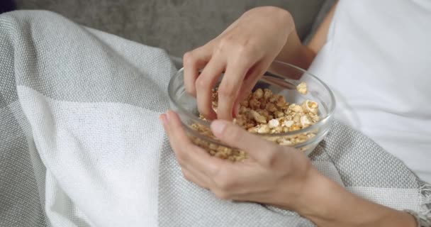 Detailní Záběr Mísu Popcornem Rukou Ženy Zabalené Kostkované Sedí Pohovce — Stock video