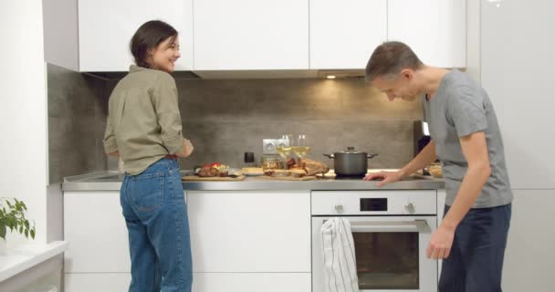 Glückliches Paar Bereitet Snacks Und Essen Für Das Abendessen Plaudert — Stockvideo