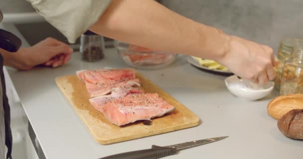 Großaufnahme Weiblicher Hände Die Der Küche Scheiben Von Frischem Lachsfilet — Stockvideo