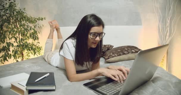 Ung Kvinna Som Skriver Ett Laptoptangentbord Kvinnlig Frilansare Eller Student — Stockvideo