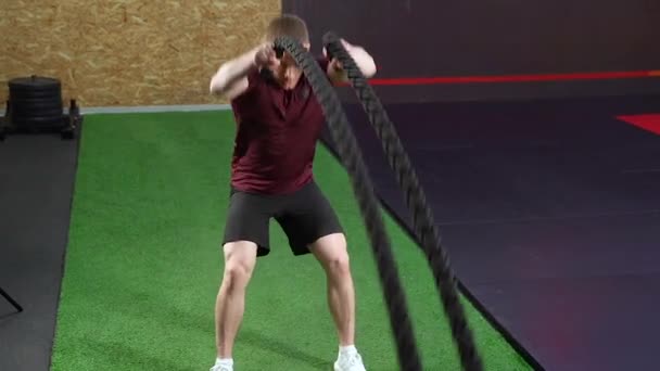 Νεαρός Μυώδης Άνδρας Κάνει Βαριά Προπόνηση Σχοινιού Στο Γυμναστήριο — Αρχείο Βίντεο
