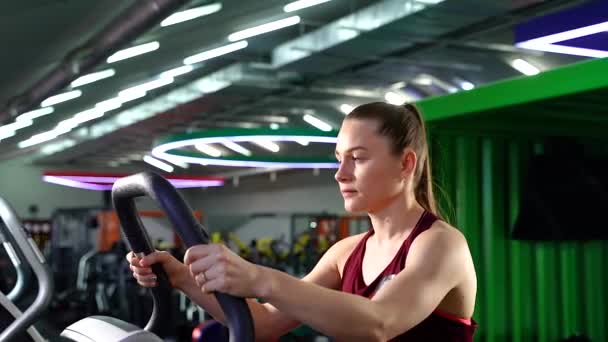 여자가 운동하면서 심장외과에서 일하는 스테어 테퍼를 사용하는 — 비디오