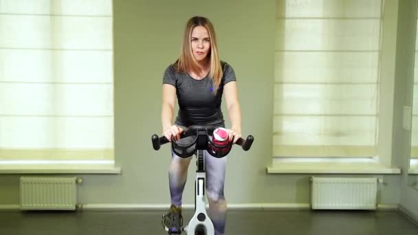 Ajuste Jovem Mulher Usando Bicicleta Ginásio Atleta Feminina Forte Fazendo — Vídeo de Stock