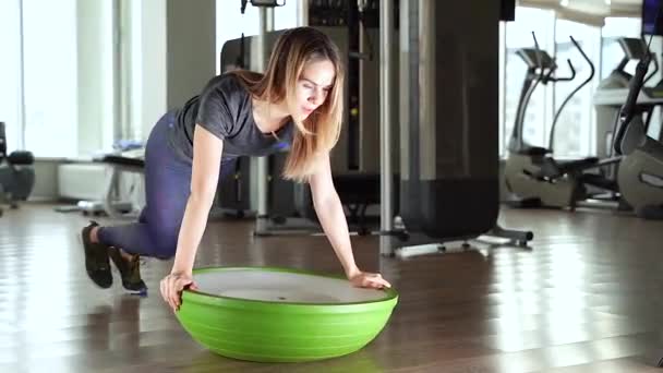 Jonge Vrouw Doet Oefening Bosu Bal Sportschool — Stockvideo