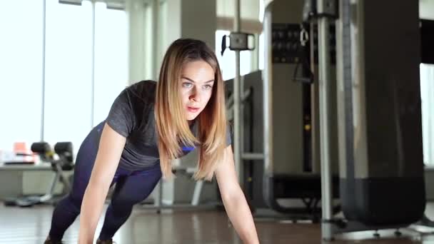 スポーツ女性はジムでバランスボールで演習を行う — ストック動画