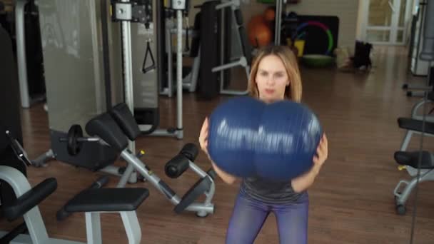 Junge Frau Turnt Fitnessstudio Mit Gewichten — Stockvideo