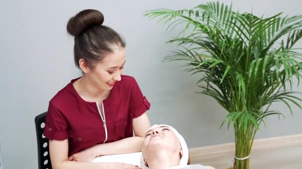 Asiatische Kosmetikerin Berät Die Patientin Vor Einer Schönheitsbehandlung Spa Salon — Stockvideo