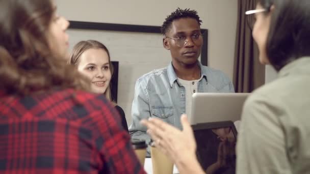 Gruppe Junger Multiethnischer Menschen Diskutiert Ein Gemeinsames Projekt Bei Einem — Stockvideo
