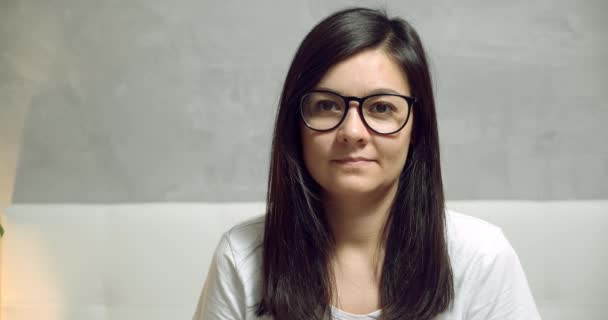 Πορτρέτο Μιας Νεαρής Γυναίκας Που Φοράει Γυαλιά Χαμογελώντας Και Κοιτάζοντας — Αρχείο Βίντεο