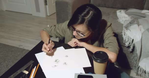 Fiatal Tehetséges Női Művész Rajzol Ceruza Vázlatokat Padlón Este Otthon — Stock videók