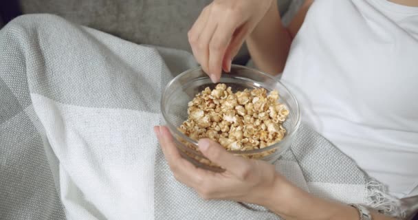 Närbild Skål Med Popcorn Händerna Kvinna Insvept Rutig Och Sitter — Stockvideo