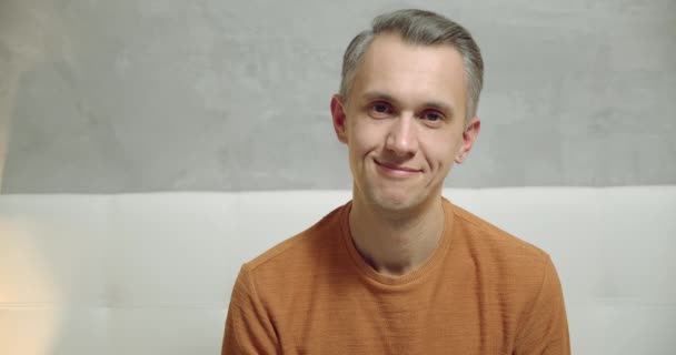 Retrato Jovem Bonito Sorrindo Olhando Para Câmera Casa — Vídeo de Stock