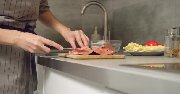 Close Mãos Femininas Cozinheiro Cortando Pedaço Peixe Salmão Fresco Uma — Vídeo de Stock