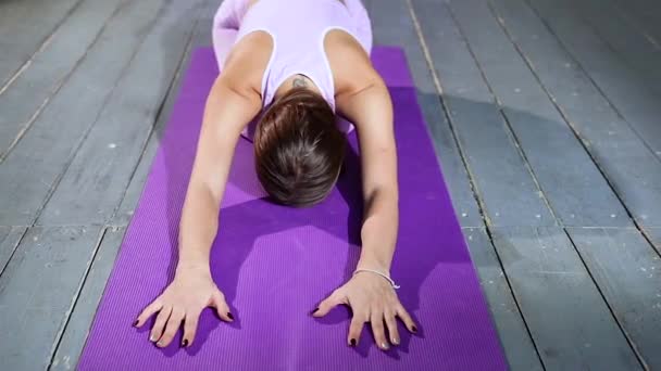 Junge Attraktive Frau Praktiziert Yoga Sitzt Kindersitz Balasana Pose — Stockvideo