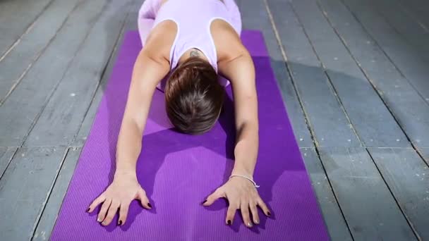 Jovem Mulher Atraente Praticando Ioga Sentado Exercício Infantil Postura Balasana — Vídeo de Stock