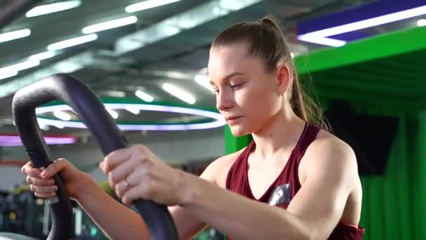 Primo Piano Della Giovane Donna Che Allenamento Cardio Palestra — Video Stock