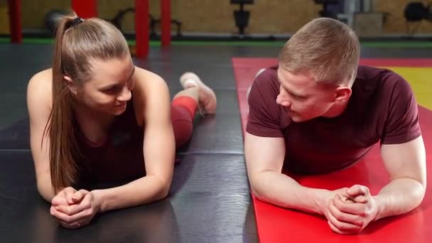 Unga Par Gör Planka Motion Liggande Golvet Gymmet — Stockvideo