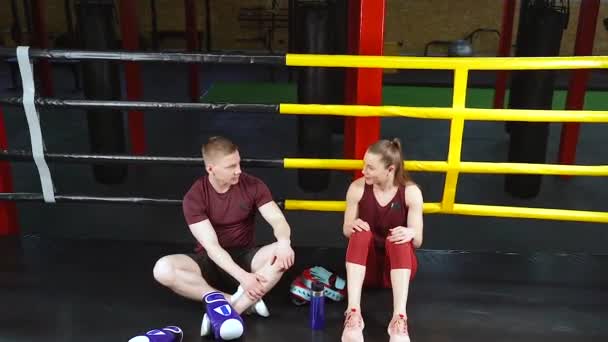 Pareja Joven Hablando Descansando Después Del Entrenamiento Boxeo — Vídeo de stock