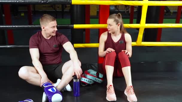 Young Fit Couple Talking Modern Crossfit Gym — Stock Video