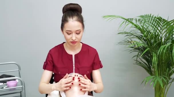 Clinique Santé Jeune Femme Recevant Des Soins Visage Professionnels Esthéticienne — Video