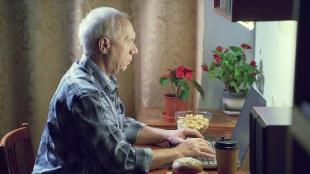 Anciano Escribiendo Teclado Trabajando Portátil Casa Por Noche — Vídeo de stock