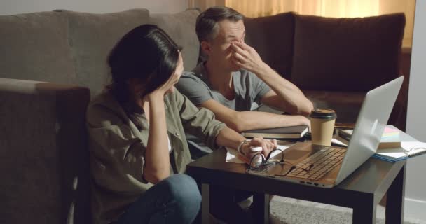 劳累的年轻夫妇在截止日期前结束了一个联合项目 工作到很晚 他们坐在家里的桌子上睡着了 — 图库视频影像