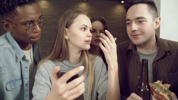 Jonge Blanke Vrouw Laat Iets Zien Een Smartphone Aan Haar — Stockvideo