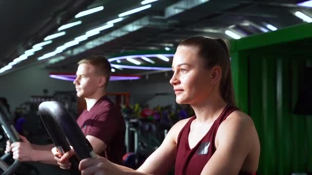 Unga Par Gör Cardio Träning Tillsammans Gymmet — Stockvideo