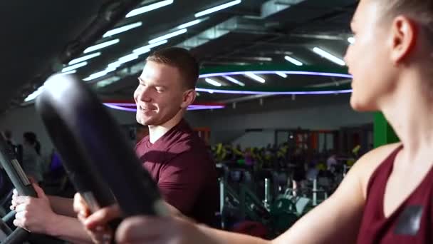 Νεαρό Ζευγάρι Κάνει Γυμναστική Καρδιο Μαζί Στο Γυμναστήριο — Αρχείο Βίντεο