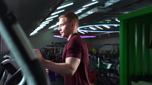 Jovem Bebendo Água Uma Garrafa Durante Treino Cardio — Vídeo de Stock