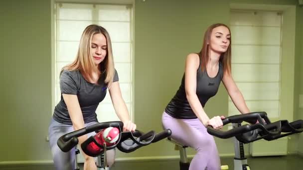 两名年轻貌美的女子在体育馆做有氧运动 — 图库视频影像