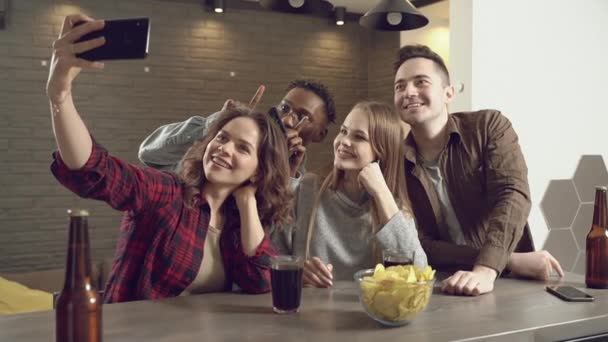 Grupo Amigos Multiétnicos Felices Tomando Selfie Teléfono Inteligente Cuando Divierten — Vídeos de Stock