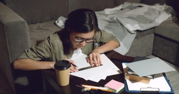夕方家で仕事をしながら鉛筆と定規で描く若い女性デザイナー — ストック動画