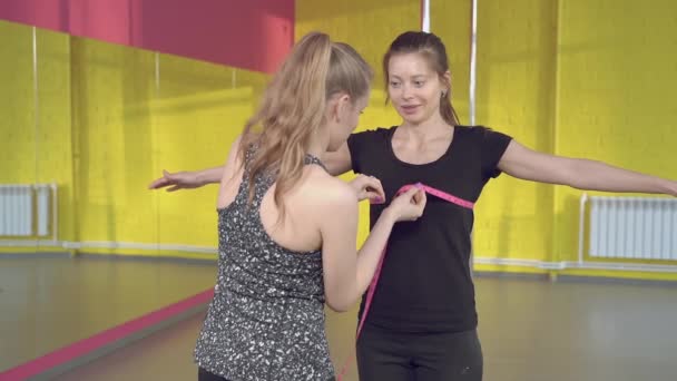 Mujer Joven Entrenadora Fitness Que Mide Volumen Cintura Clienta Estudio — Vídeos de Stock