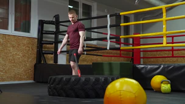 Spor Salonunda Lastiğe Balyozla Vuran Bir Adam Crossfit — Stok video