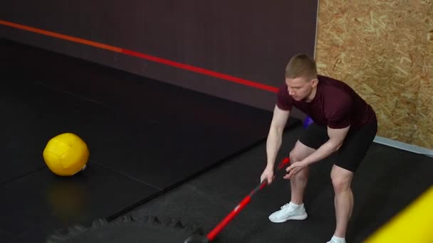 Hombre Musculoso Fuerte Golpeando Martillo Neumático Gimnasio — Vídeo de stock