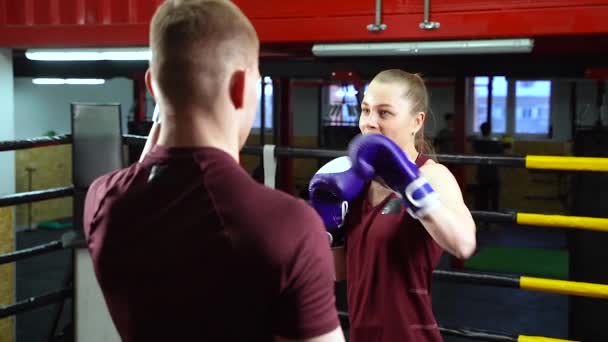 Entrenamiento Boxeador Femenino Con Entrenador Boxeo Gimnasio — Vídeo de stock
