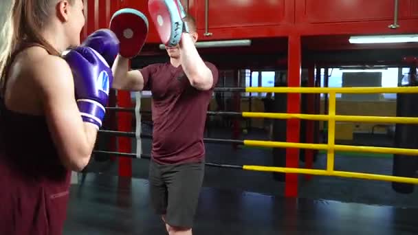 Mężczyzna Boks Instruktor Pomocą Boks Kick Pads Podczas Szkolenia Młoda — Wideo stockowe