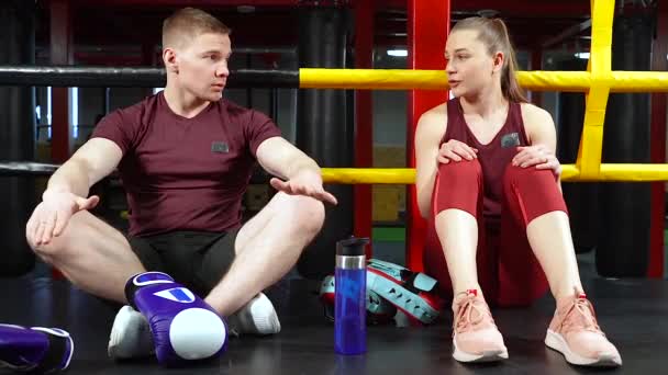 ボクシングの技術を若い女性に説明するパーソナルトレーナー — ストック動画