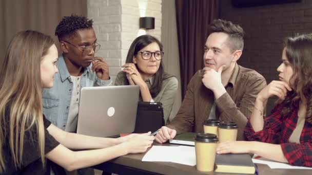 Gruppe Junger Multiethnischer Menschen Diskutiert Ein Gemeinsames Projekt Bei Einem — Stockvideo