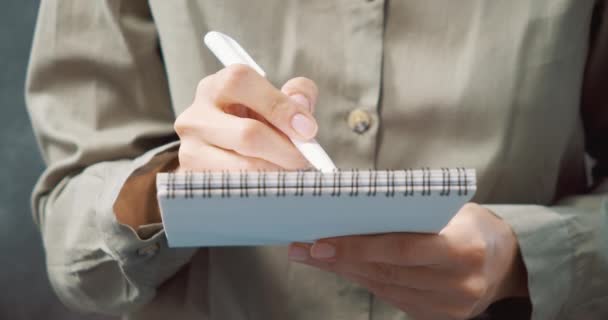 Fechar Mãos Femininas Fazendo Anotações Desenho Com Caneta Caderno — Vídeo de Stock