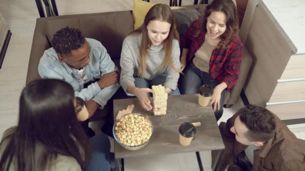 Gruppe Multiethnischer Glücklicher Freunde Spielt Blockentfernungsspiel Und Hat Spaß Zusammen — Stockvideo