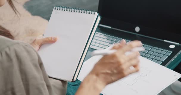 Primo Piano Delle Mani Femminili Che Controllano Dati Disegno Carta — Video Stock