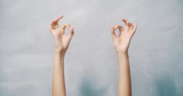 Κοντινό Πλάνο Των Γυναικείων Χεριών Δείχνει Χειρονομία Γκρι Φόντο Αντιγραφή — Αρχείο Βίντεο