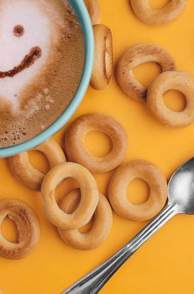 Pozitif kahvaltı lezzetli simit ve kahve ile