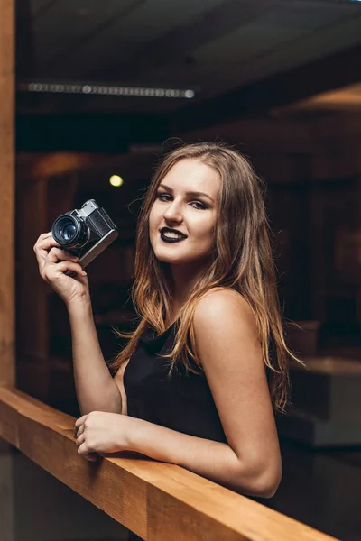 Güleryüzlü fotoğrafçı kız zenit ile