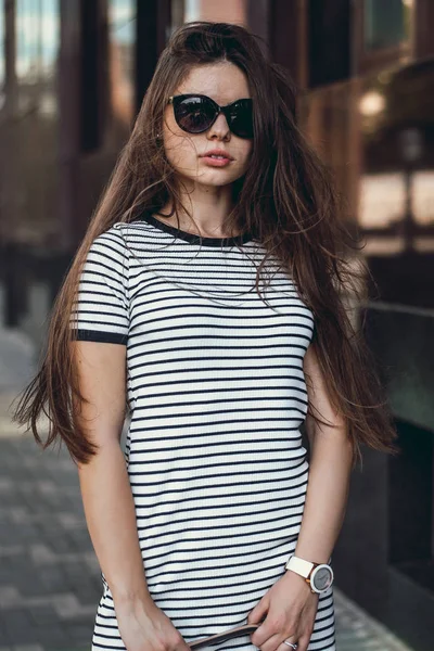 Merdivenlerde kalan kız moda
