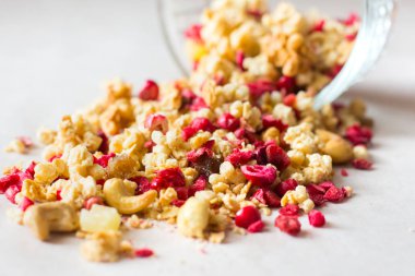 Tabak ev yapımı müsli Mısır gevreği, freezedried kızılcık, kaju, şekerlenmiş meyve, Kuru üzüm