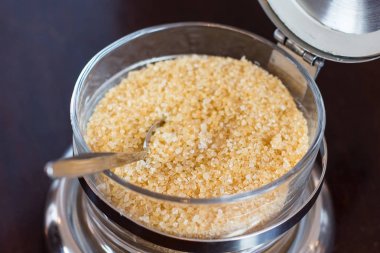 Baston Şeker koyu arka plan üzerine kaşıkla eski bir şekerlik